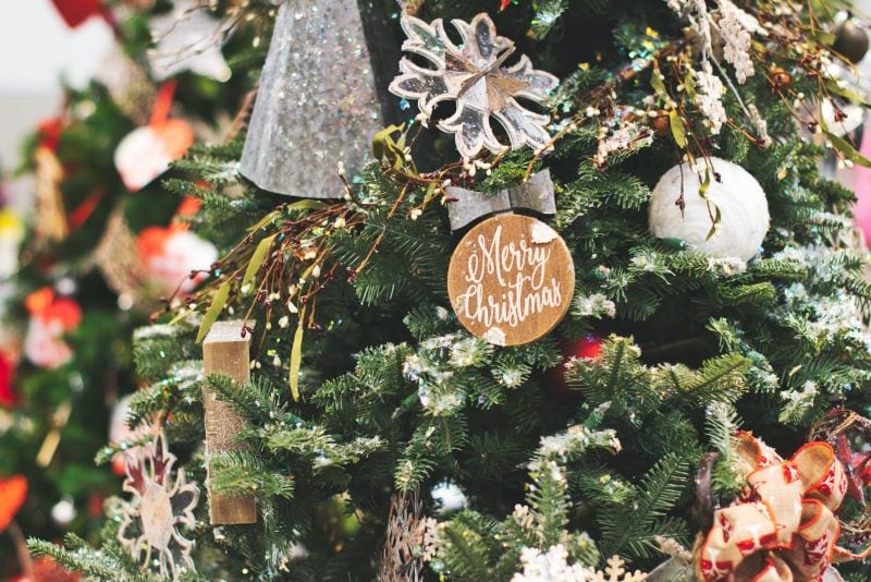 How To Create Festive Holiday Memories With Personalized Christmas Ornaments