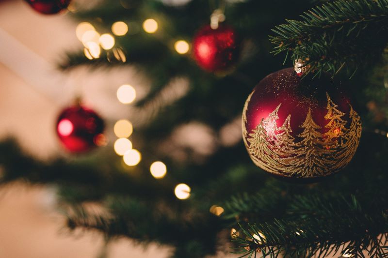 The Science Behind the Sparkle: Understanding the Physical Properties of Glass Ornaments